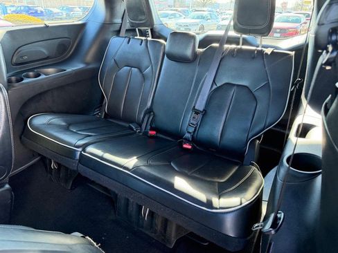 Used 2025 Chrysler Pacifica Limited image 9
