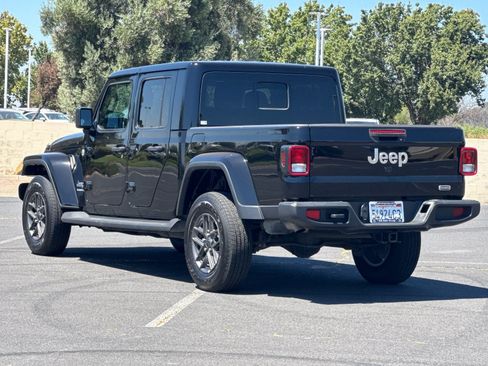 Used 2021 Jeep Gladiator Overland AWD/4WD image 6