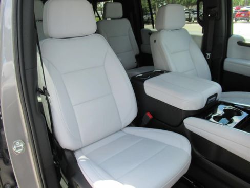 Used 2026 Chevrolet Suburban Premier AWD/4WD image 9