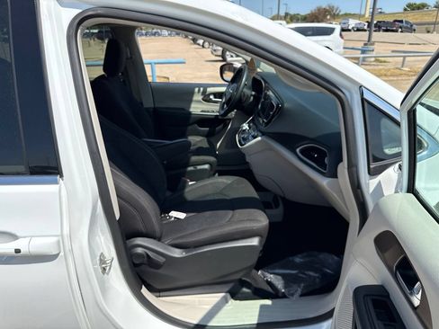 Used 2023 Chrysler Voyager LX FWD image 14