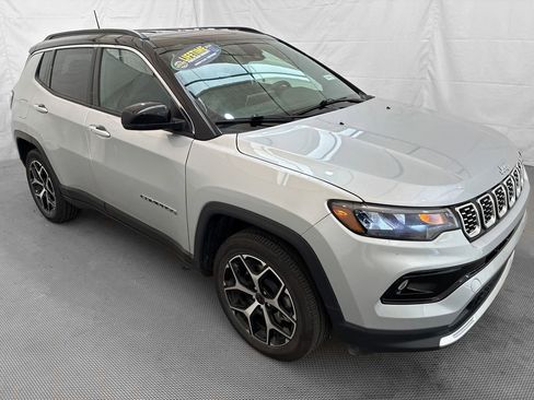 Used 2025 Jeep Compass Limited AWD/4WD image 10