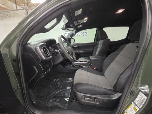 Used 2021 Toyota Tacoma TRD Off-Road w/ Technology Package AWD/4WD image 19