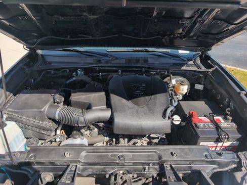 Used 2022 Toyota Tacoma SR5 w/ Technology Package image 33