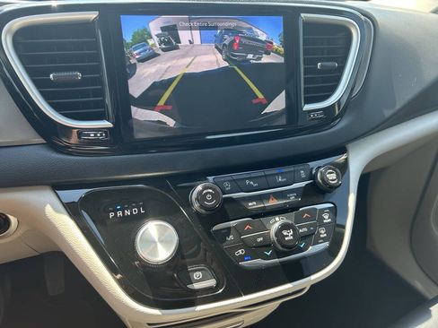 Used 2023 Chrysler Pacifica Touring-L FWD image 9