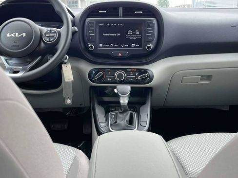 Certified 2025 Kia Soul LX w/ LX Technology Package FWD image 4