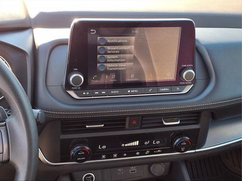 Used 2023 Nissan Rogue SV image 8