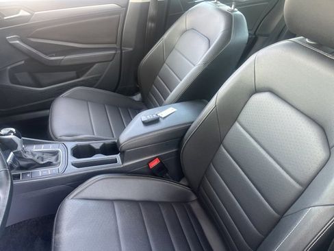 Used 2024 Volkswagen Jetta SE image 8