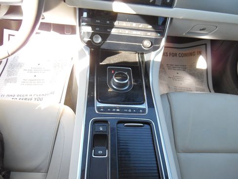 Used 2017 Jaguar XF Premium image 16