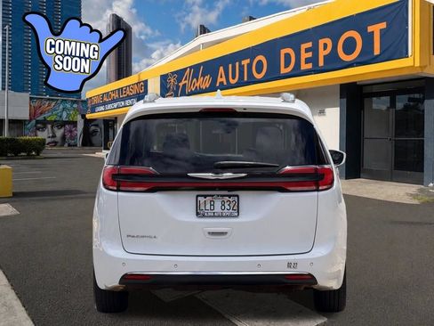 Used 2021 Chrysler Pacifica Touring-L FWD image 4