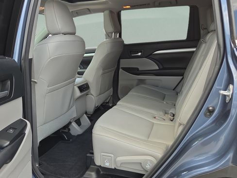 Used 2017 Toyota Highlander XLE FWD image 11