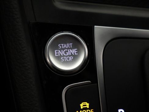 Used 2018 Volkswagen Golf R 4-Door image 41