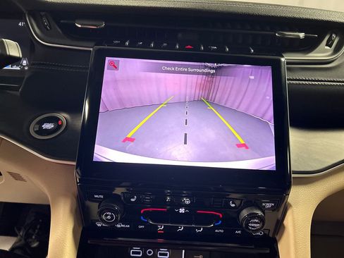 Used 2025 Jeep Grand Cherokee Limited image 18