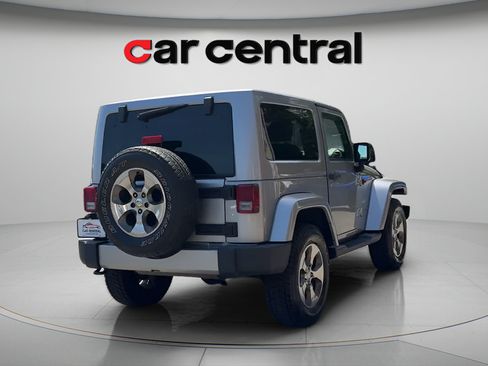 Used 2018 Jeep Wrangler Sahara w/ Connectivity Group AWD/4WD image 6