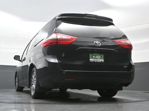 Used 2018 Toyota Sienna XLE Premium w/ Carpet Mat Package FWD image 33