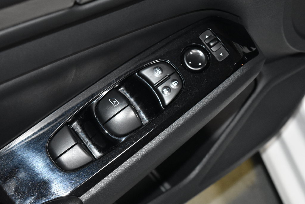 Certified 2025 Nissan Altima 2.5 SR AWD/4WD image 5