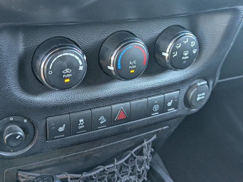 Used 2016 Jeep Wrangler Unlimited Sahara w/ Connectivity Group image 33