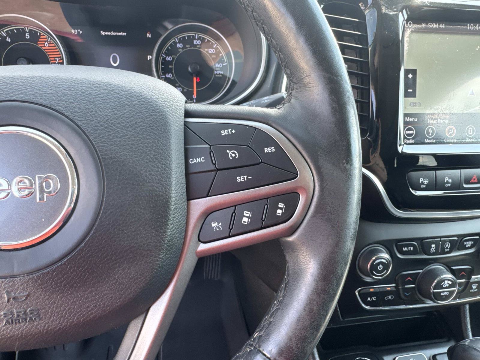 Used 2019 Jeep Cherokee Overland w/ Technology Group AWD/4WD image 24