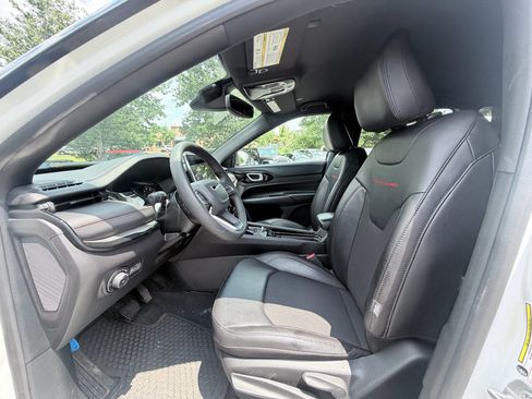 Used 2025 Jeep Compass Trailhawk AWD/4WD image 19