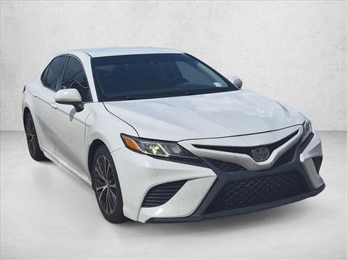 Used 2018 Toyota Camry SE FWD image 3