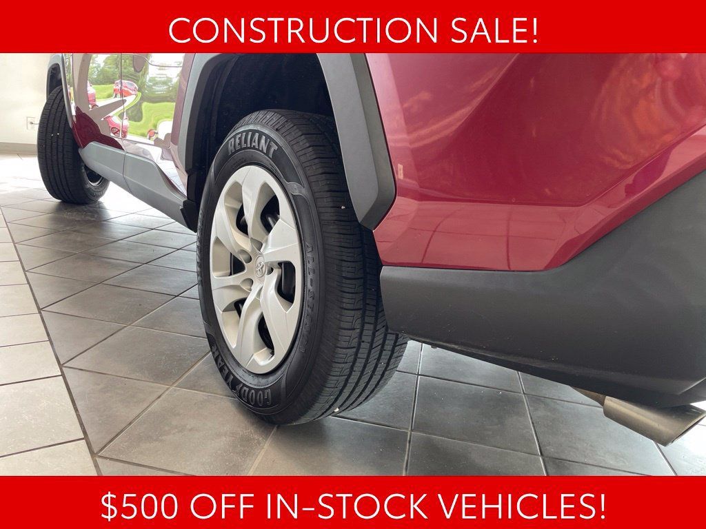 Used 2019 Toyota RAV4 LE AWD/4WD image 17