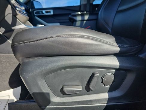 Used 2022 Ford Explorer XLT w/ Equipment Group 202A image 33