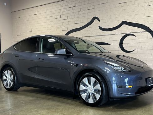 Used 2021 Tesla Model Y Long Range image 8