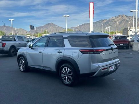 Used 2025 Nissan Pathfinder SL AWD/4WD image 7