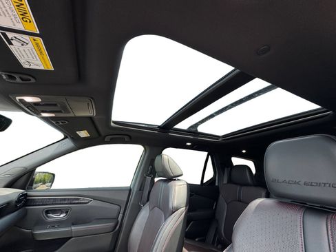 Used 2025 Honda Pilot Black Edition image 3