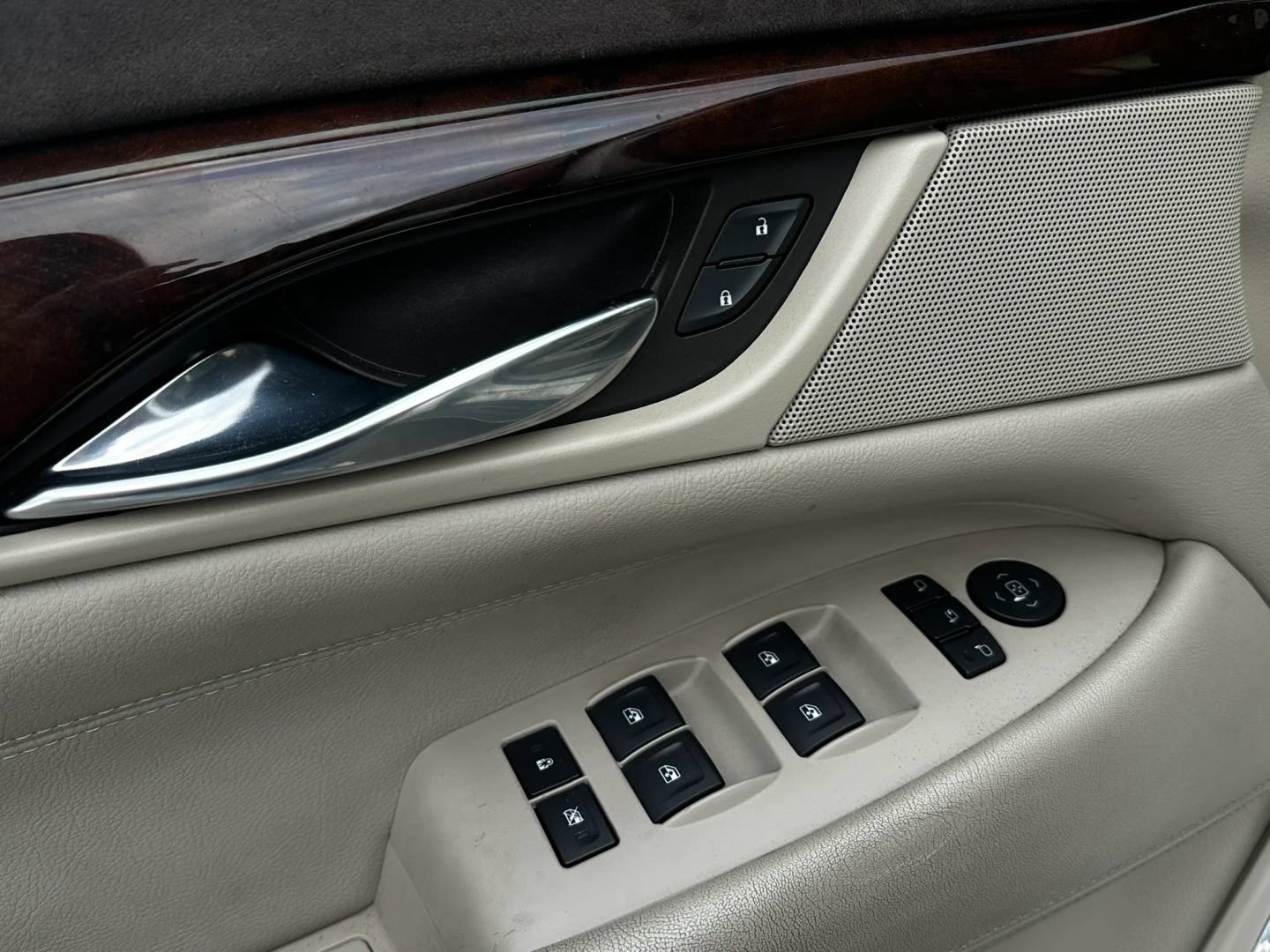Used 2015 Cadillac Escalade Luxury AWD/4WD image 13