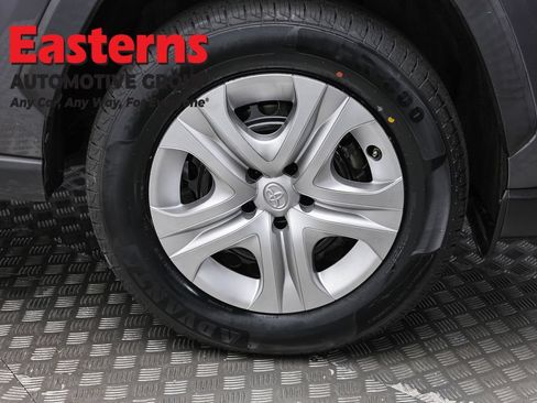 Used 2022 Toyota RAV4 LE AWD/4WD image 29