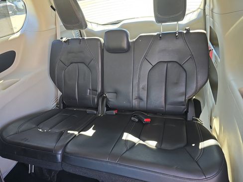 Used 2022 Chrysler Pacifica Touring-L image 20