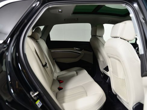 Used 2024 Audi Q8 e-tron Premium Plus w/ Premium Plus Package image 22