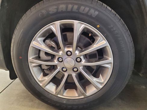 Used 2019 Jeep Cherokee Latitude Plus w/ Comfort/Convenience Group image 31