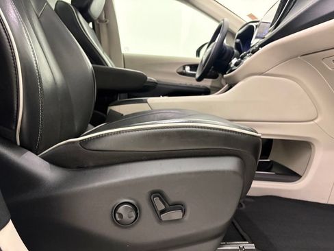 Used 2023 Chrysler Pacifica Limited FWD image 36