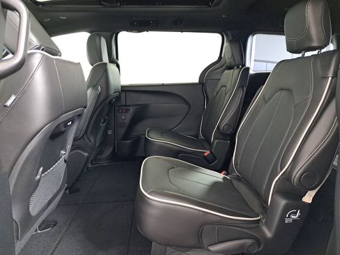 New 2026 Chrysler Pacifica Limited image 23