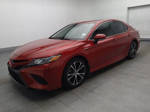 Used 2020 Toyota Camry SE w/ Sunroof Package FWD image 2