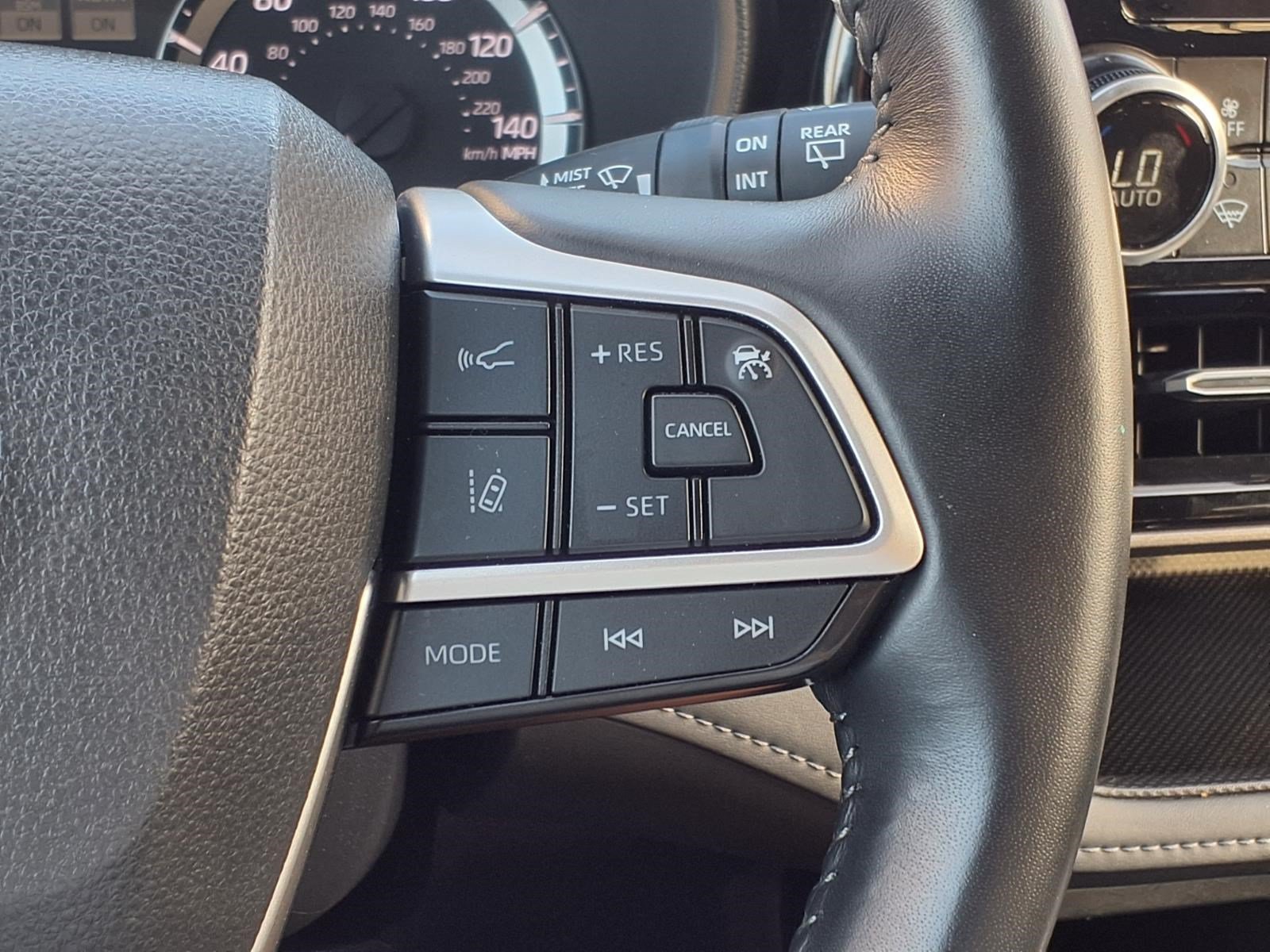Used 2025 Toyota Highlander LE FWD image 24