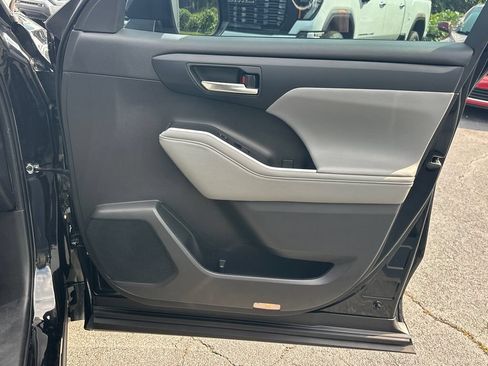 Used 2023 Toyota Highlander XLE FWD image 15