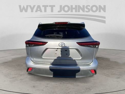 Used 2021 Toyota Highlander LE AWD/4WD image 8