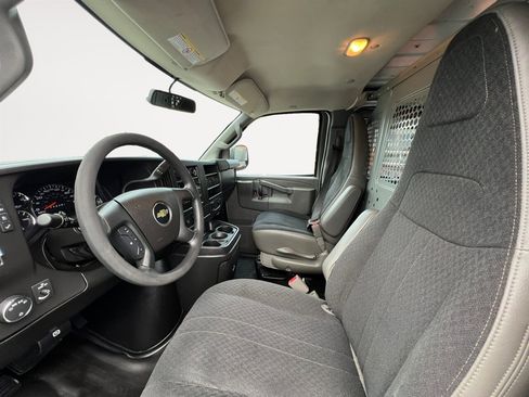 Used 2018 Chevrolet Express 2500 w/ Driver Convenience Package image 10