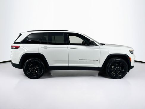 Used 2023 Jeep Grand Cherokee Altitude AWD/4WD image 4