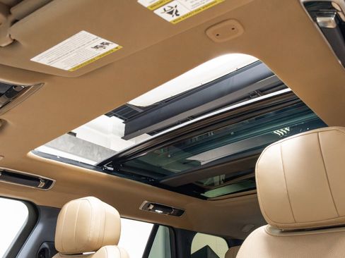 Used 2025 Land Rover Range Rover SE AWD/4WD image 39