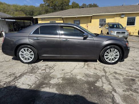 Used 2014 Chrysler 300 C image 2