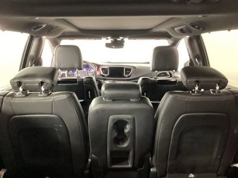 Used 2019 Chrysler Pacifica Touring-L FWD image 32