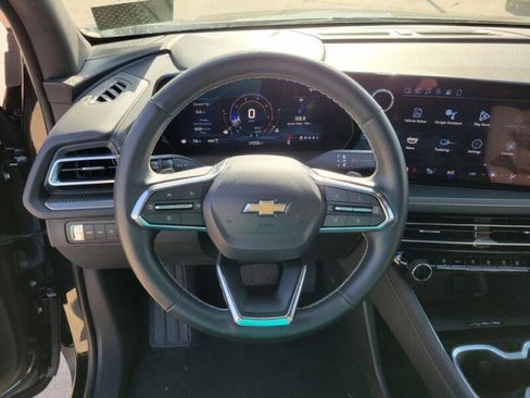 Used 2025 Chevrolet Traverse LT image 17