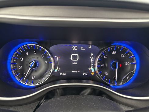 Used 2024 Chrysler Pacifica Touring-L FWD image 11