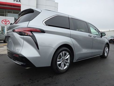 Used 2021 Toyota Sienna Limited image 8