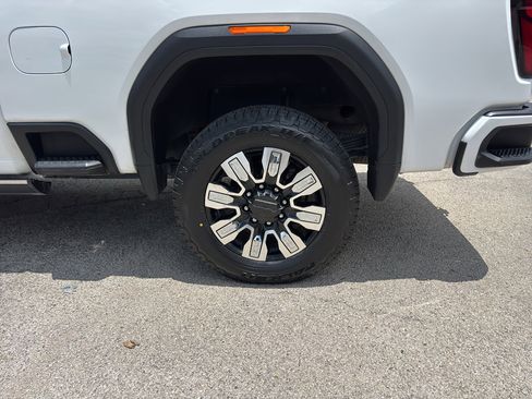 Used 2024 GMC Sierra 2500 Denali w/ Technology Package AWD/4WD image 9