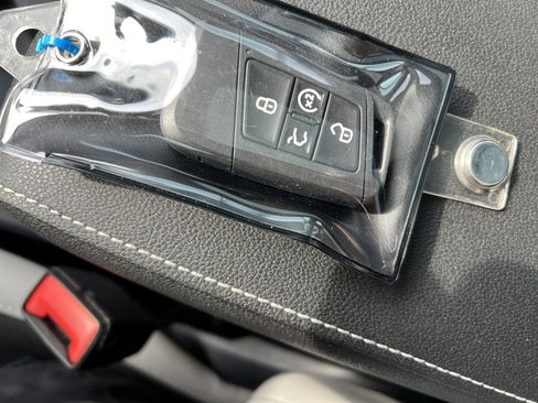 Certified 2025 Volkswagen Taos SE image 33