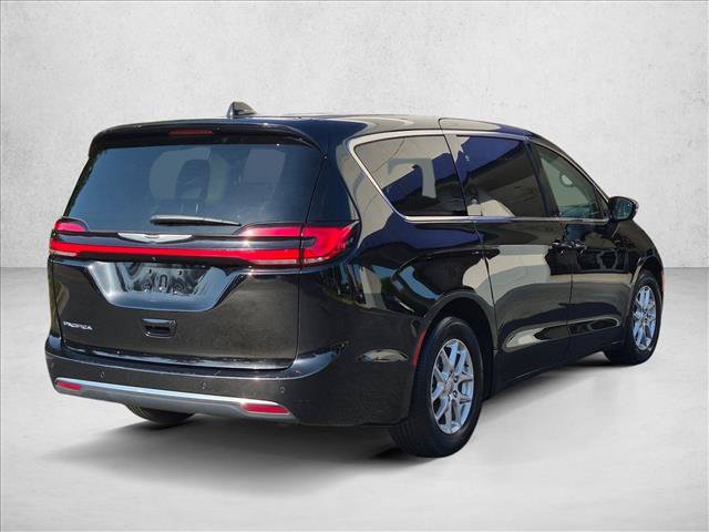 Used 2024 Chrysler Pacifica Touring-L FWD image 5